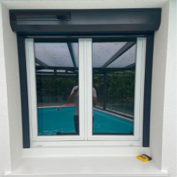 Installation d'un volet solaire gris anthracite RAL 7016 position ouvert