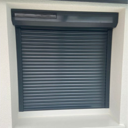 Installation d'un volet solaire gris anthracite RAL 7016 position fermé